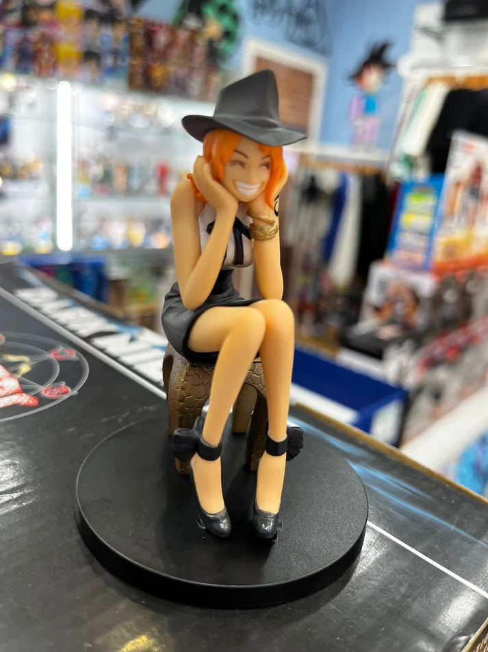 Figura Nami 12 cm Sentada traje con sombrero negro de Bandai